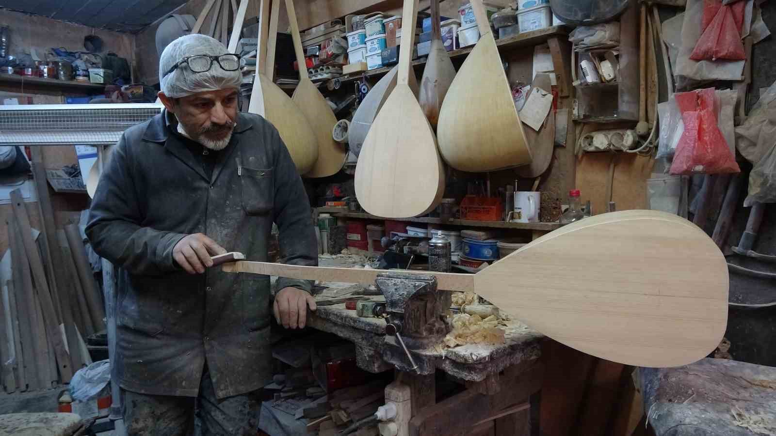 baba yadigari atolyede 35 yildir baglama uretiyor 4 UYsaJlNj