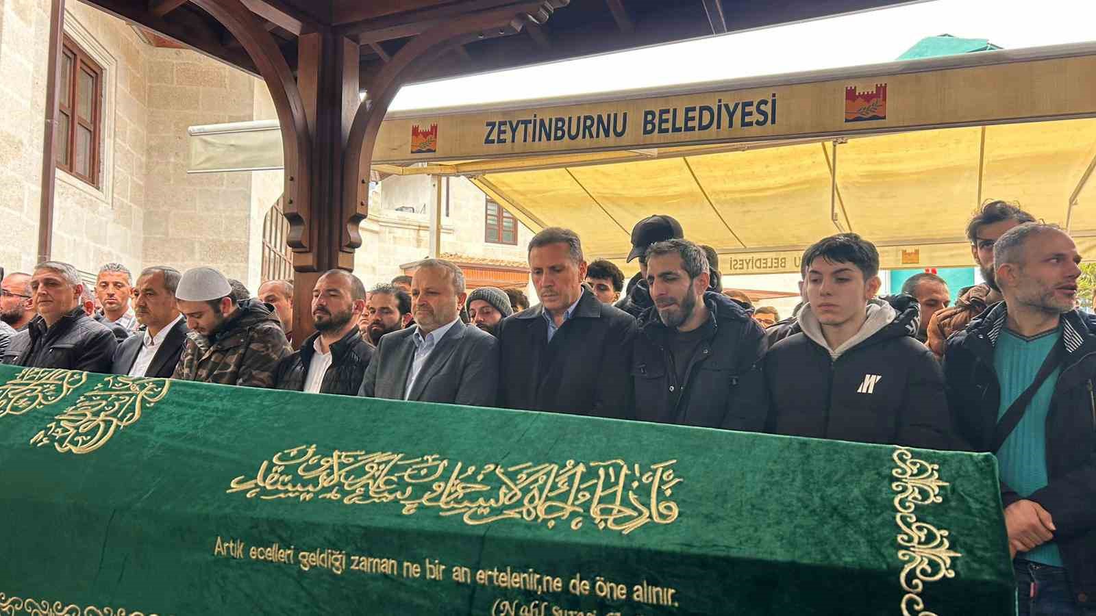 babadan kucuk kizina aci dolu veda kizinin tabuta sarilarak gozyaslarina boguldu 0 BLCIW283