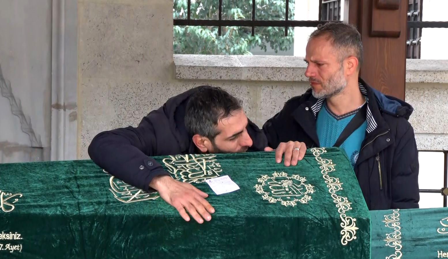 babadan kucuk kizina aci dolu veda kizinin tabuta sarilarak gozyaslarina boguldu 2