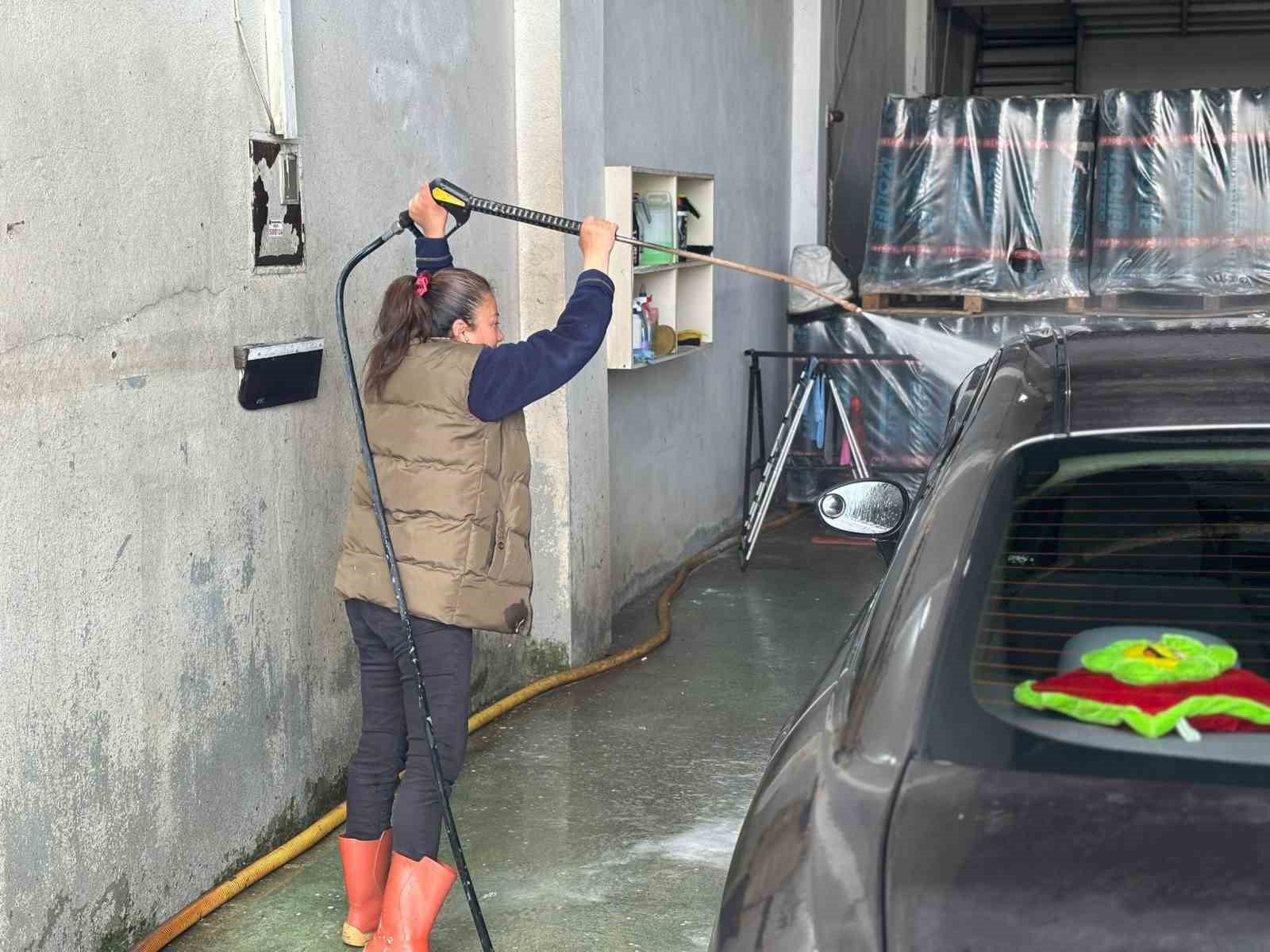 babaeskide oto yikamaya kadin eli degdi 3 y4i6cbQ8