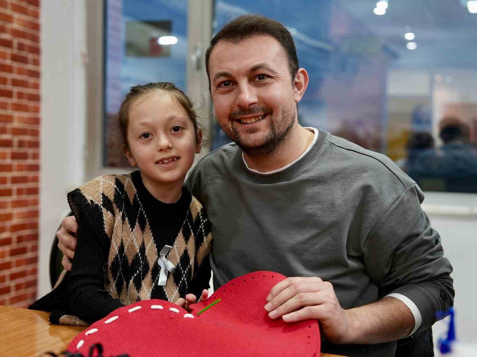 babalar kizlariyla 14 subat icin kalp yastik yapti 0 L7KreCCf
