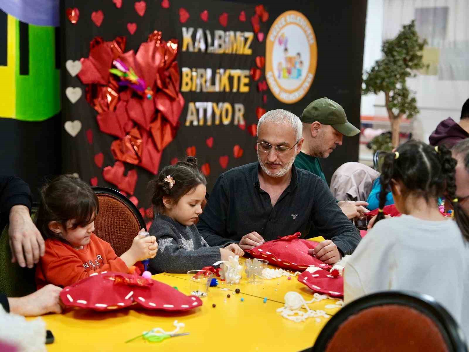 babalar kizlariyla 14 subat icin kalp yastik yapti 4