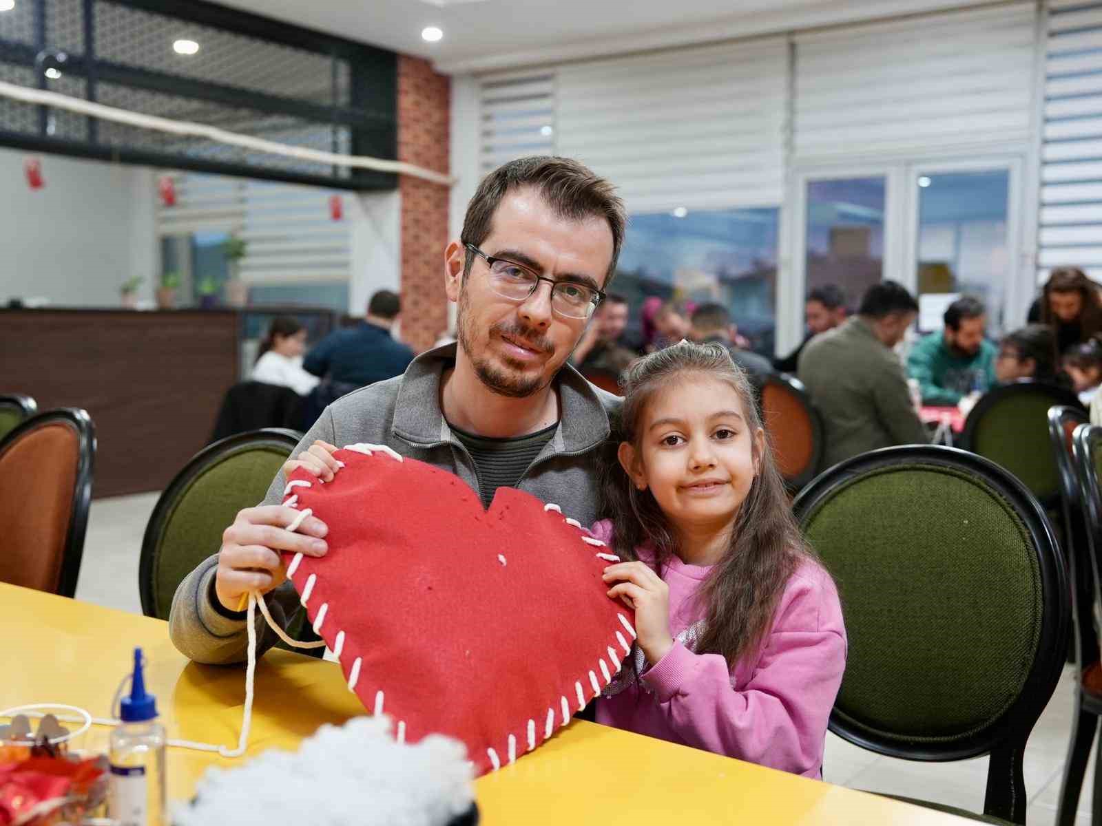 babalar kizlariyla 14 subat icin kalp yastik yapti 6 mMCYaTb4