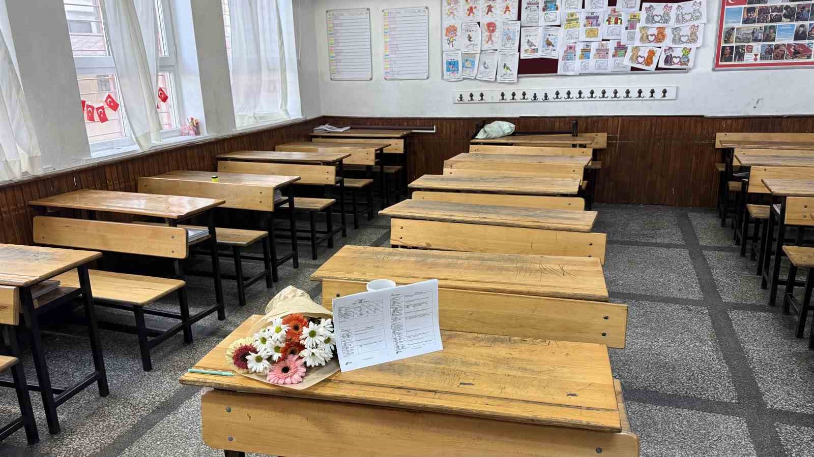 babalari tarafindan oldurulen kardeslerin karneleri ciceklerle siralarina birakildi 4 pG6IhlqI