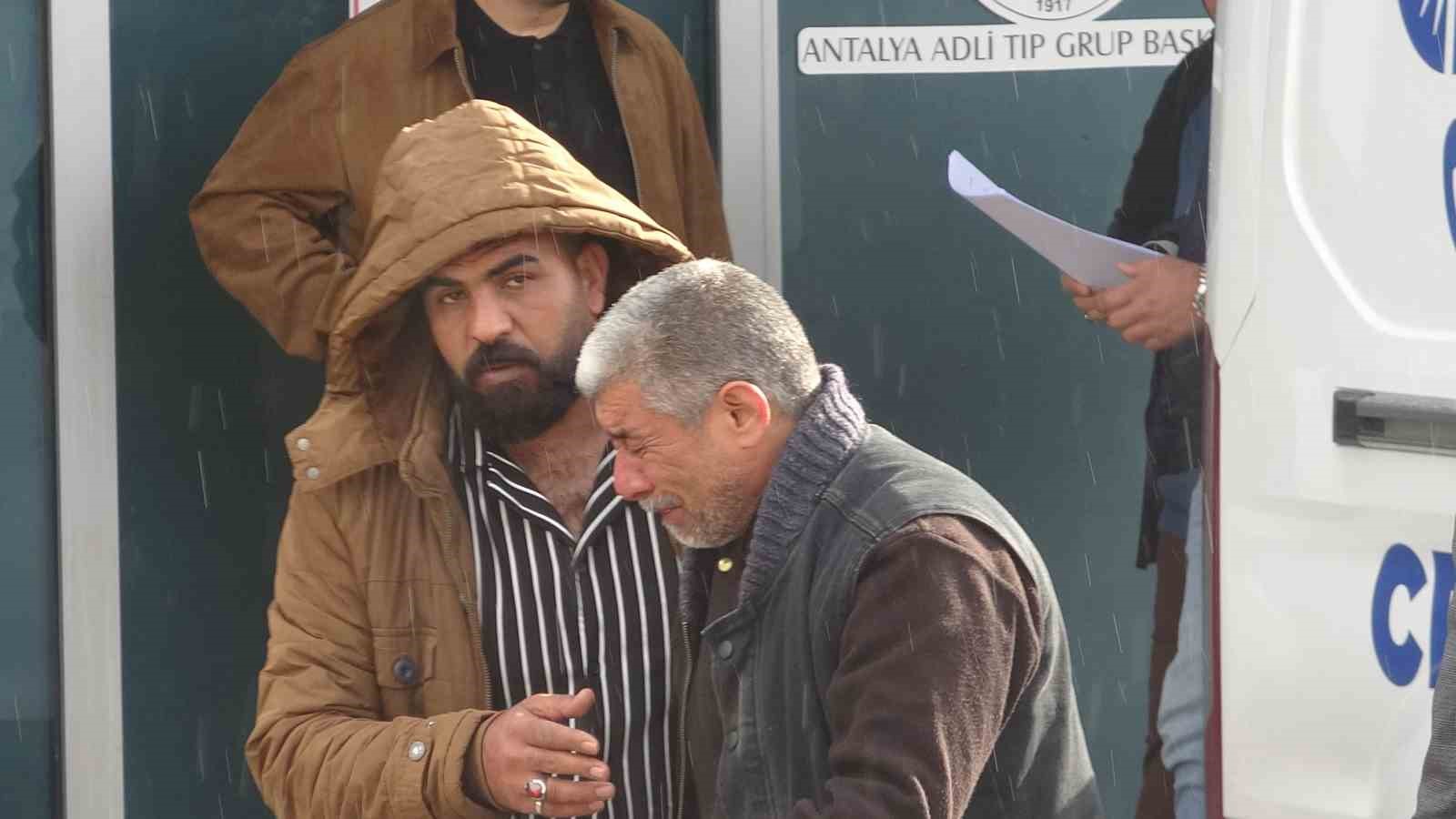 Babanın en ağır yükü: Kızı ve 5 torununun cenazesini gözyaşlarıyla teslim aldı 4 babanin en agir yuku kizi ve 5 torununun cenazesini gozyaslariyla teslim aldi 0 v93V37Mm