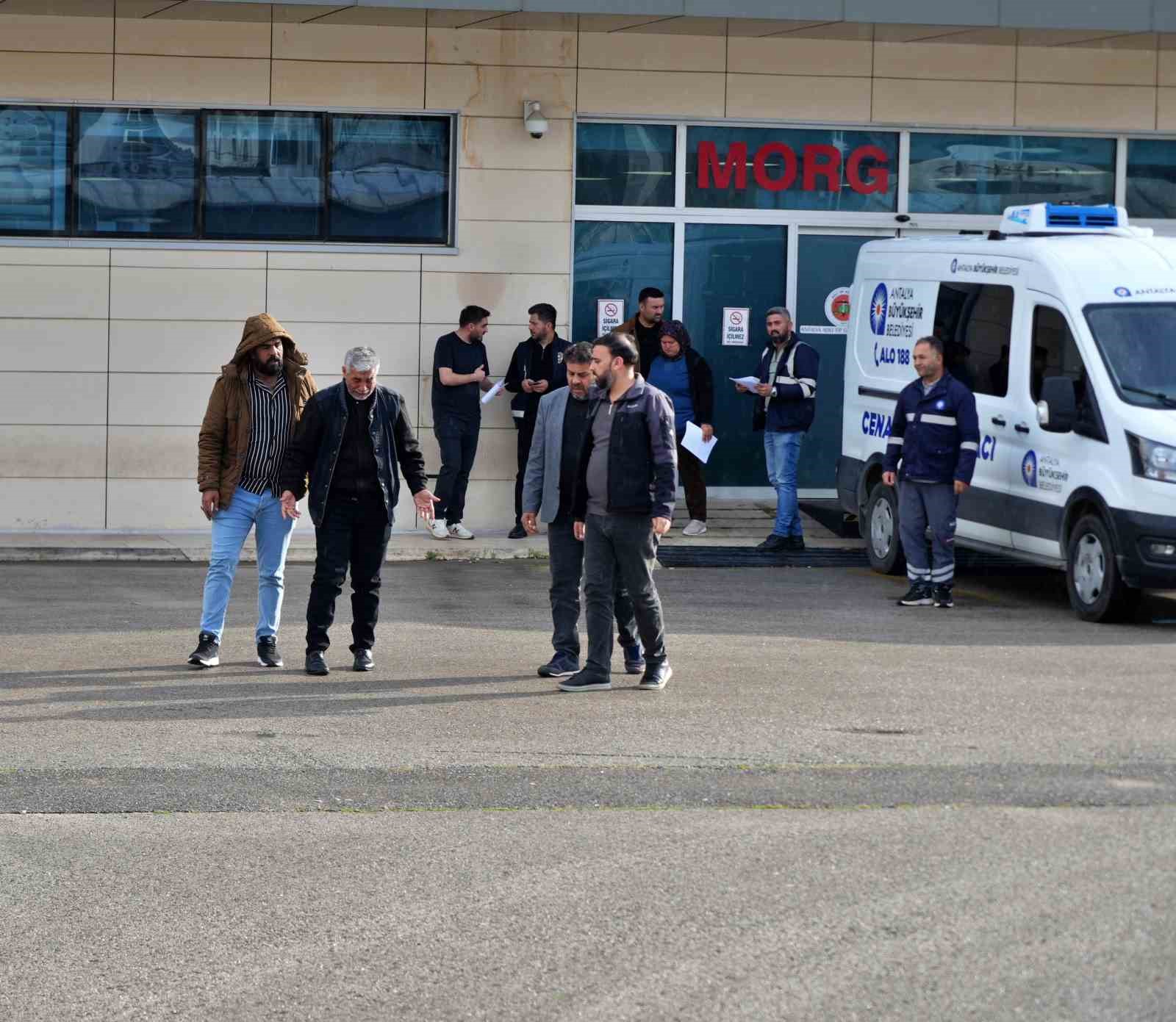 Babanın en ağır yükü: Kızı ve 5 torununun cenazesini gözyaşlarıyla teslim aldı 6 babanin en agir yuku kizi ve 5 torununun cenazesini gozyaslariyla teslim aldi 2 Xnp5fcqt