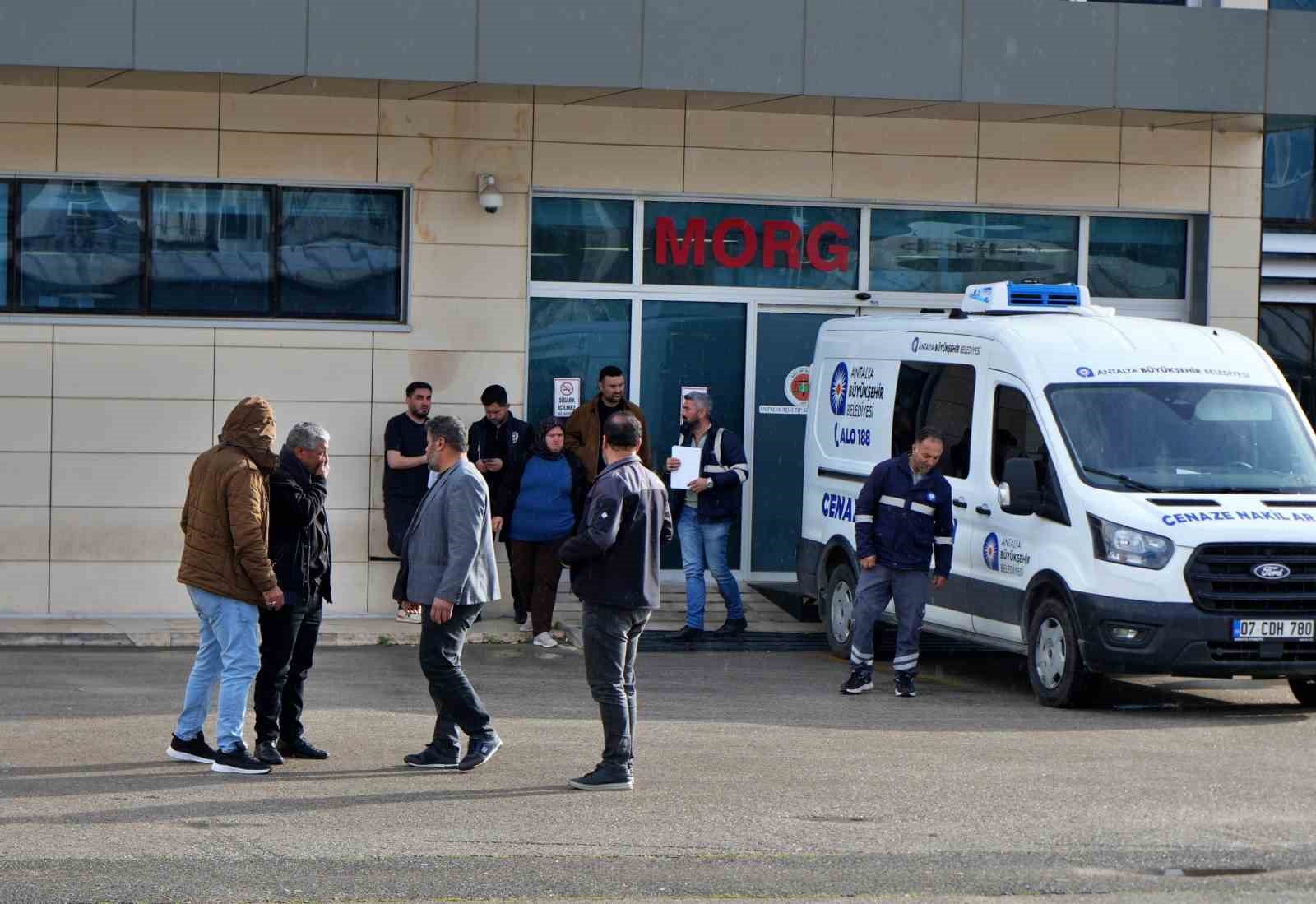 Babanın en ağır yükü: Kızı ve 5 torununun cenazesini gözyaşlarıyla teslim aldı 7 babanin en agir yuku kizi ve 5 torununun cenazesini gozyaslariyla teslim aldi 3 aC5qgTJR