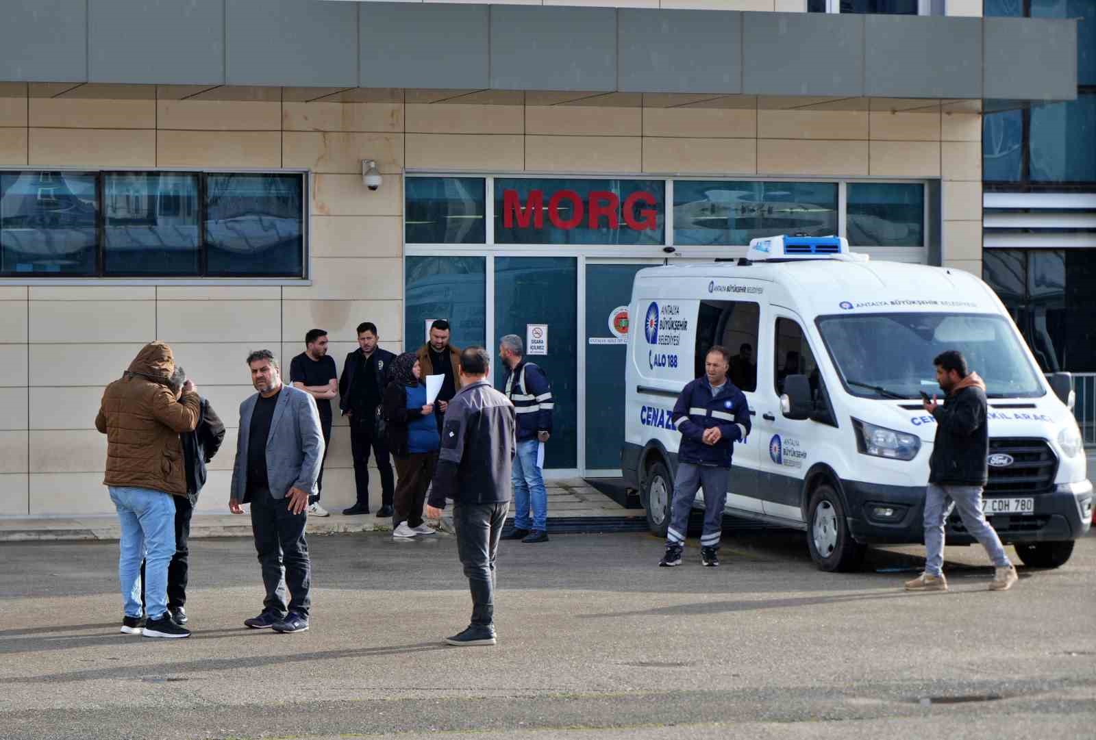Babanın en ağır yükü: Kızı ve 5 torununun cenazesini gözyaşlarıyla teslim aldı 8 babanin en agir yuku kizi ve 5 torununun cenazesini gozyaslariyla teslim aldi 4 q13zX6bS