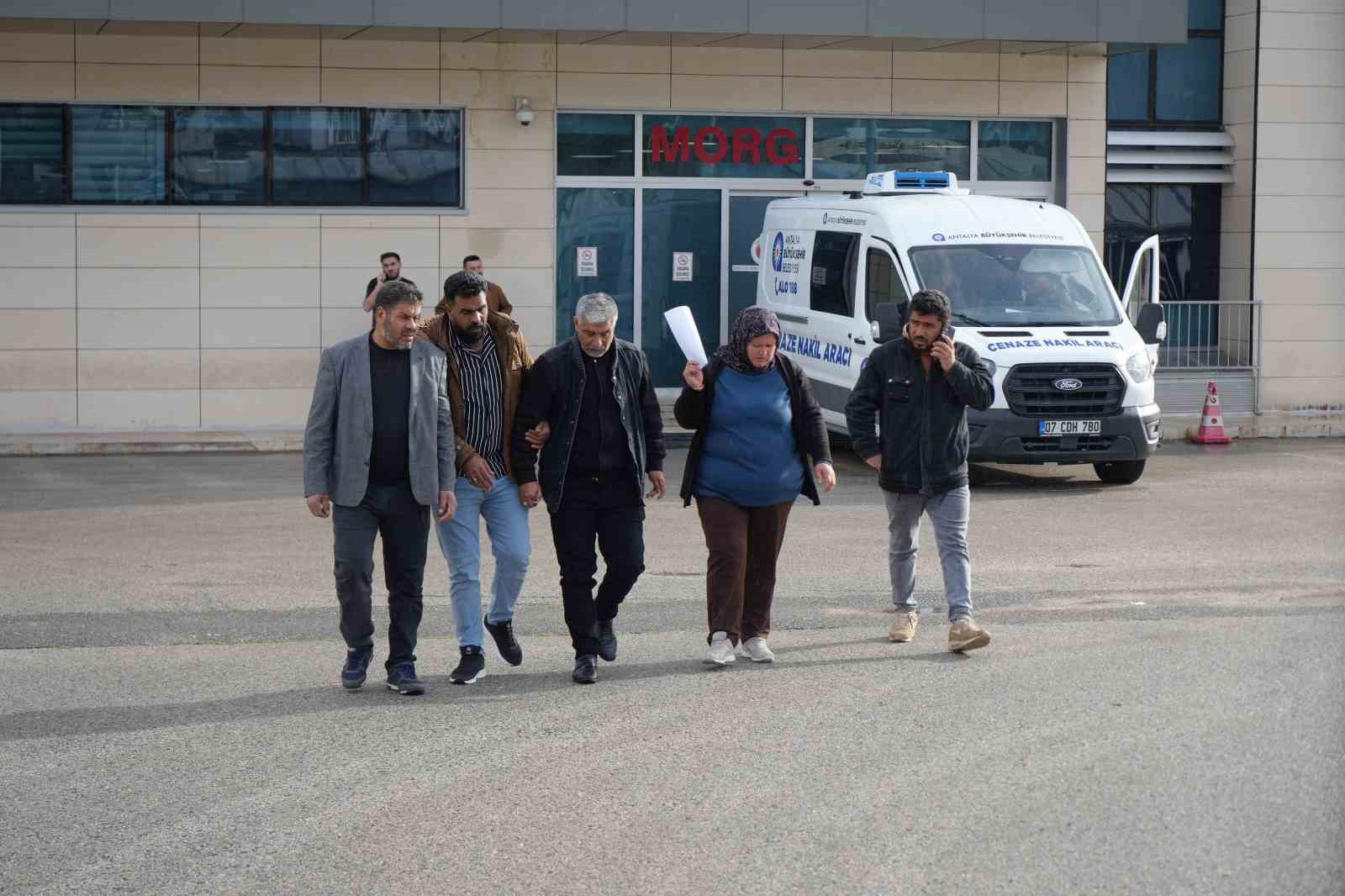 Babanın en ağır yükü: Kızı ve 5 torununun cenazesini gözyaşlarıyla teslim aldı 9 babanin en agir yuku kizi ve 5 torununun cenazesini gozyaslariyla teslim aldi 5 hkZ8Wn5i