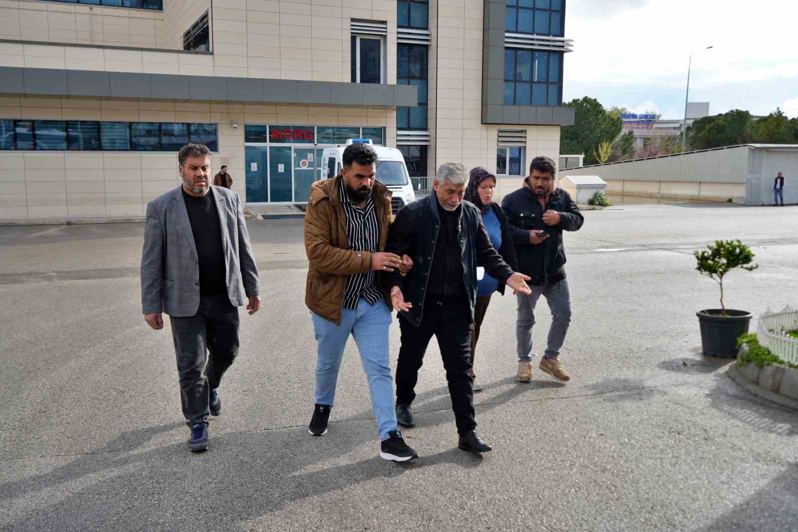 Babanın en ağır yükü: Kızı ve 5 torununun cenazesini gözyaşlarıyla teslim aldı 10 babanin en agir yuku kizi ve 5 torununun cenazesini gozyaslariyla teslim aldi 6 5PaNjcTt