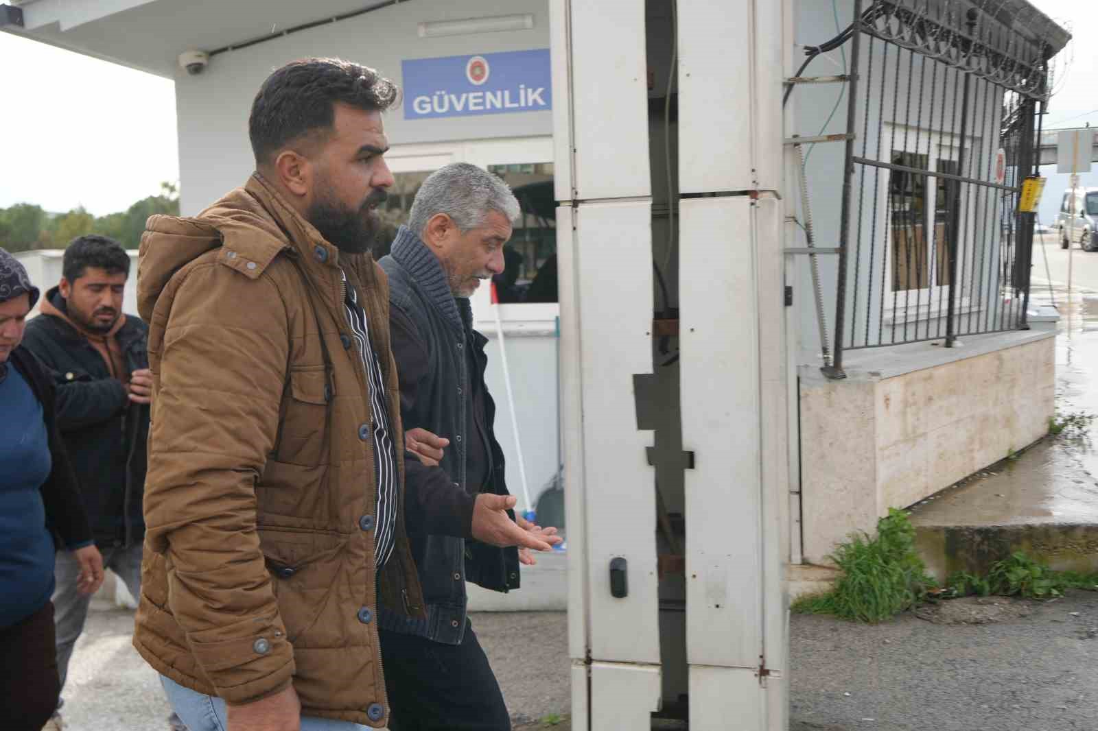 Babanın en ağır yükü: Kızı ve 5 torununun cenazesini gözyaşlarıyla teslim aldı 11 babanin en agir yuku kizi ve 5 torununun cenazesini gozyaslariyla teslim aldi 7 EmNw34wb