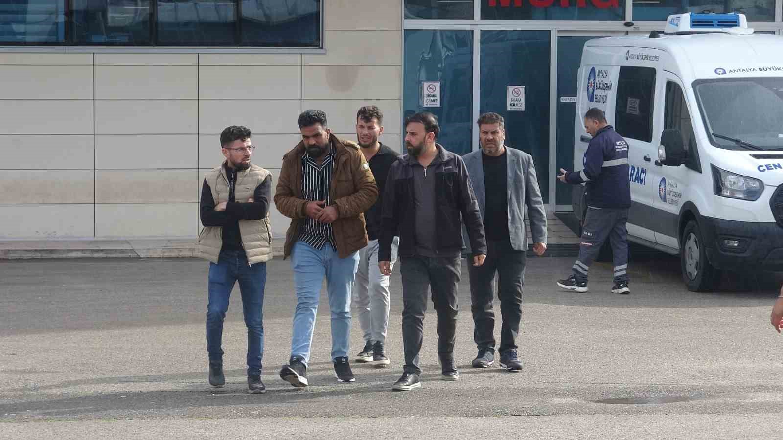 Babanın en ağır yükü: Kızı ve 5 torununun cenazesini gözyaşlarıyla teslim aldı 12 babanin en agir yuku kizi ve 5 torununun cenazesini gozyaslariyla teslim aldi 8 gGSDkag2