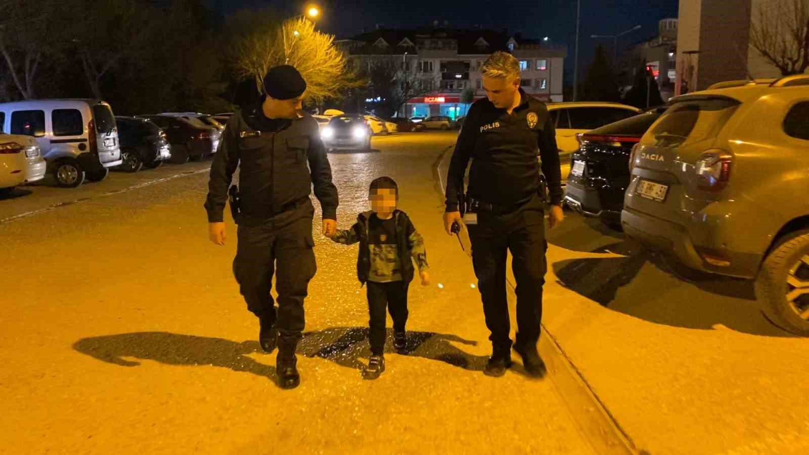 babasi hastanede tedavi olurken kaybolan cocuk icin ekipler seferber oldu 3 i15BtBqj