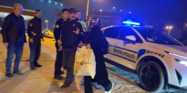 babasi-kaputun-ustunde-oturup-polise-direndi-yuksek-sesle-seyreden-surucunun-araci-trafikten-men-edildi-J6jgeKCv.jpg
