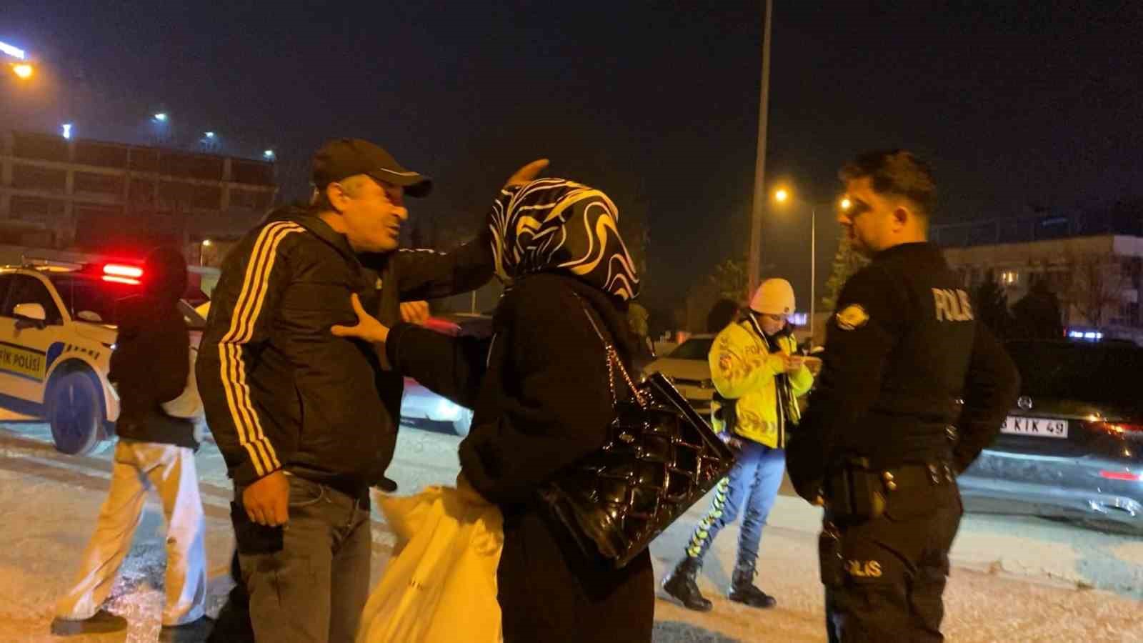 Babası kaputun üstünde oturup polise direndi… Yüksek sesle seyreden sürücünün aracı trafikten men edildi 6 babasi kaputun ustunde oturup polise direndi yuksek sesle seyreden surucunun araci trafikten men edildi MgDY91Gz