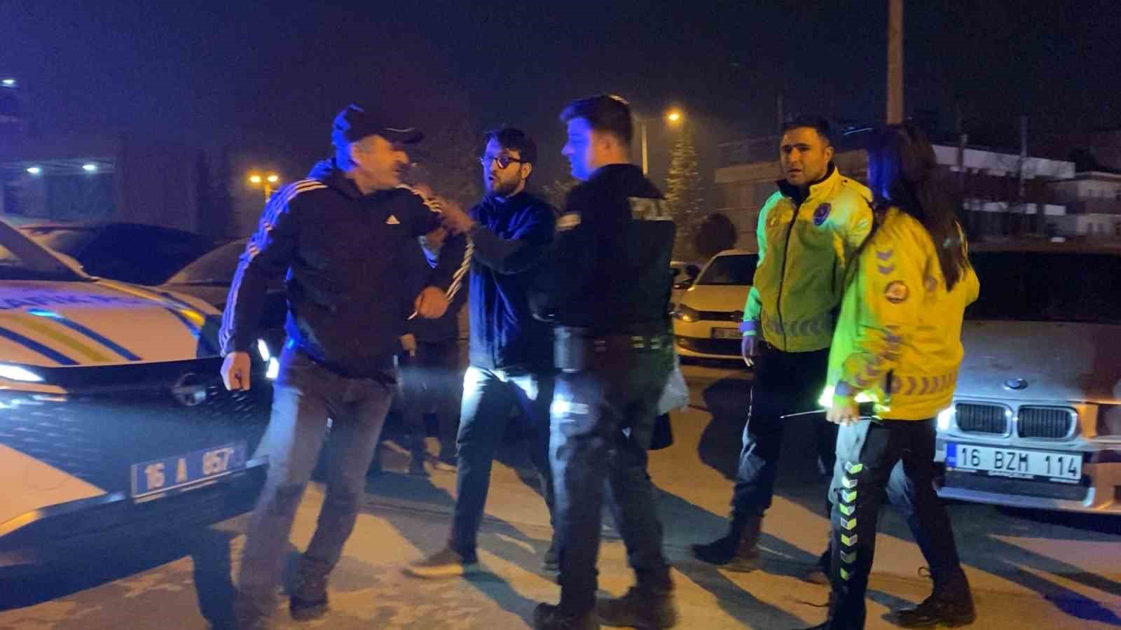 Babası kaputun üstünde oturup polise direndi… Yüksek sesle seyreden sürücünün aracı trafikten men edildi 5 babasi kaputun ustunde oturup polise direndi yuksek sesle seyreden surucunun araci trafikten men edildi mu5HFXWQ