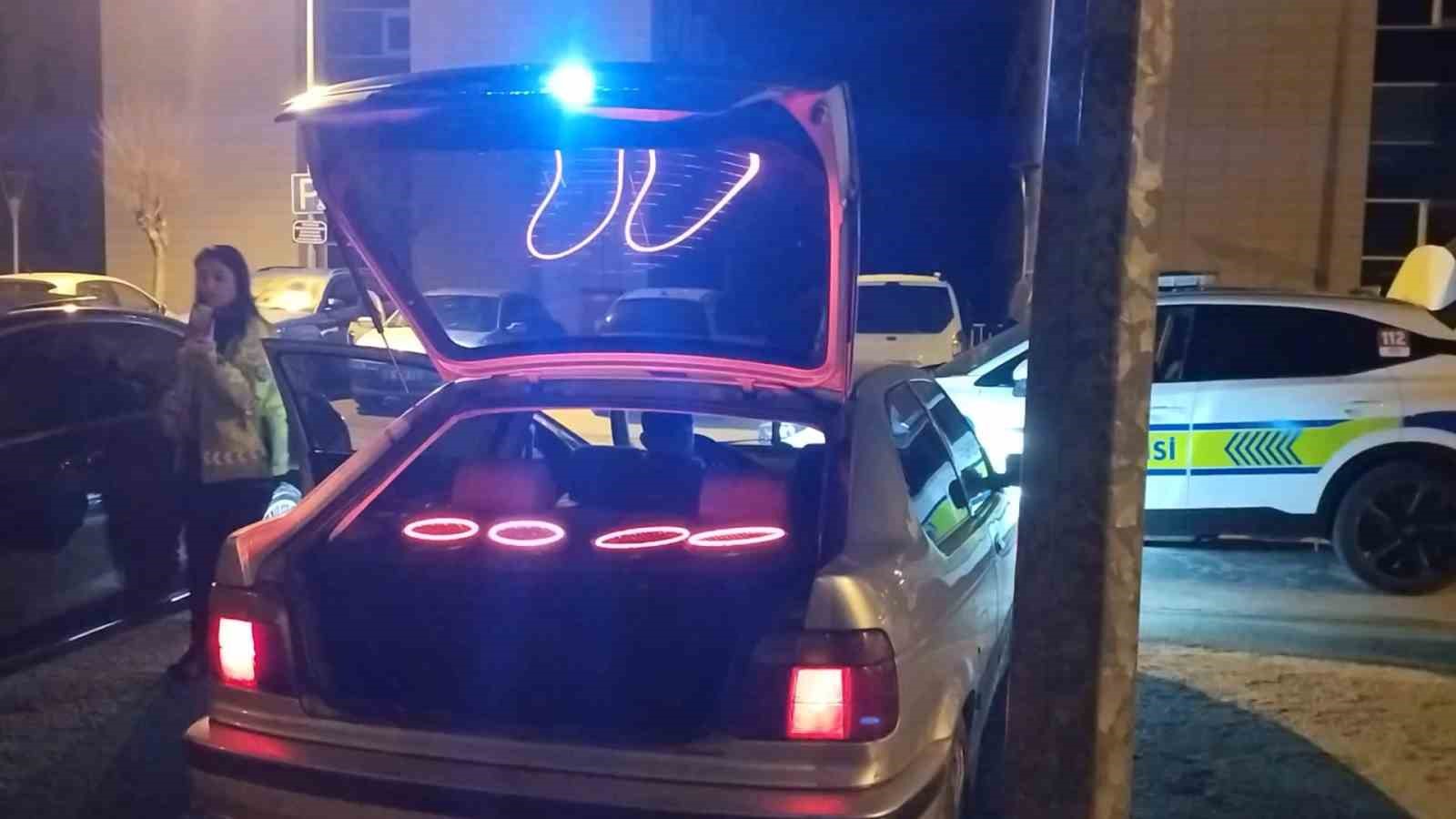 Babası kaputun üstünde oturup polise direndi… Yüksek sesle seyreden sürücünün aracı trafikten men edildi 7 babasi kaputun ustunde oturup polise direndi yuksek sesle seyreden surucunun araci trafikten men edildi tVhtdtpi