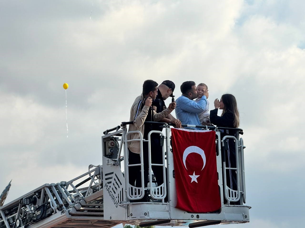 babasi kimsemiz yok demisti kanseri yenen tamer talha icin balonlar gokyuzune birakildi 2 5OAjjKtM