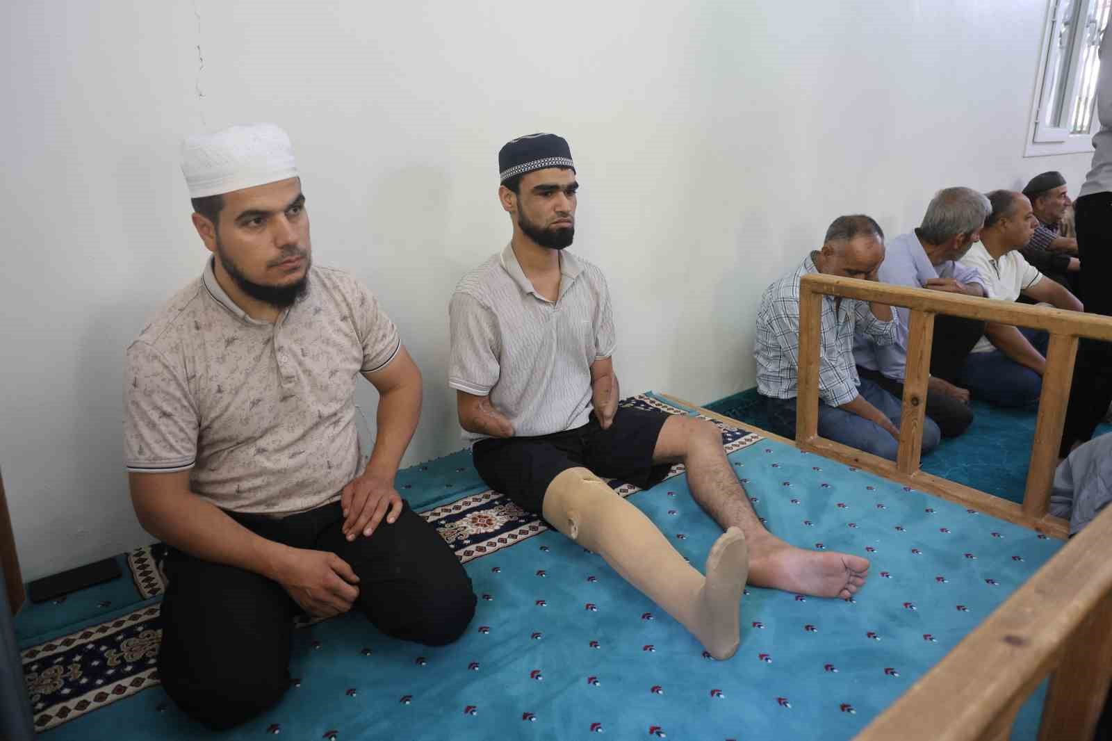 babasina uzattigi demirin elektrik tellerine degmesiyle akima kapilarak kollarini ve bacagini kaybeden ahmet ibadet 9VynVp7X