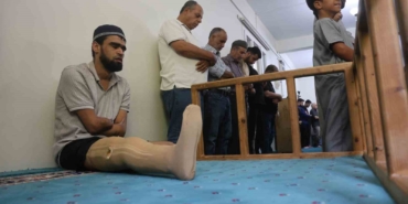 babasina-uzattigi-demirin-elektrik-tellerine-degmesiyle-akima-kapilarak-kollarini-ve-bacagini-kaybeden-ahmet-ibadet-A4HrX7z7.jpg