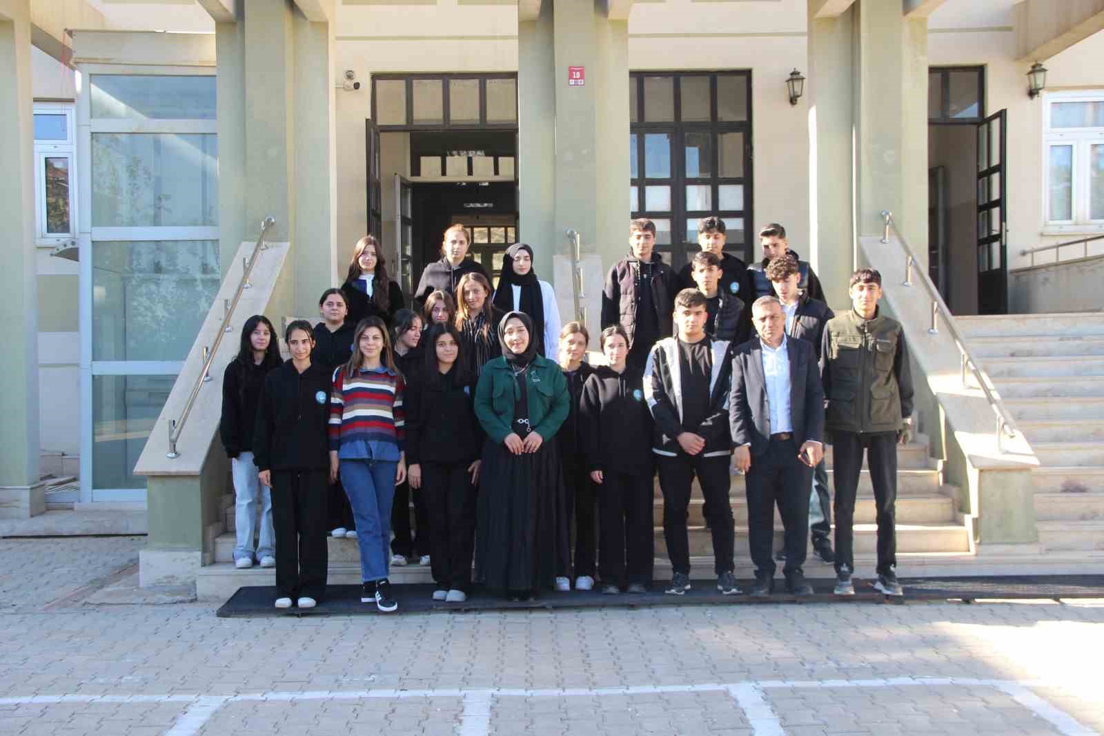babasina verdigi sozu vasiyet saydi ogretmen olup ogrencileri hayallerine kavusturuyor 12 KqGkntPP