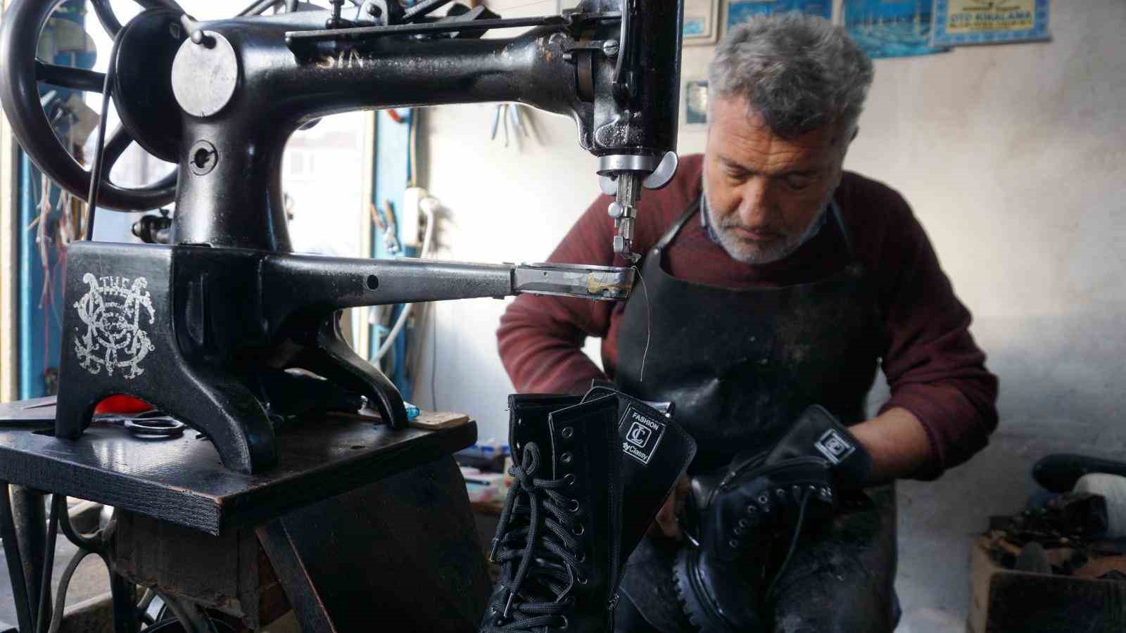 babasindan ogrendigi ayakkabi tamirciligini 40 yildir surduruyor 1 2C8fiAy8
