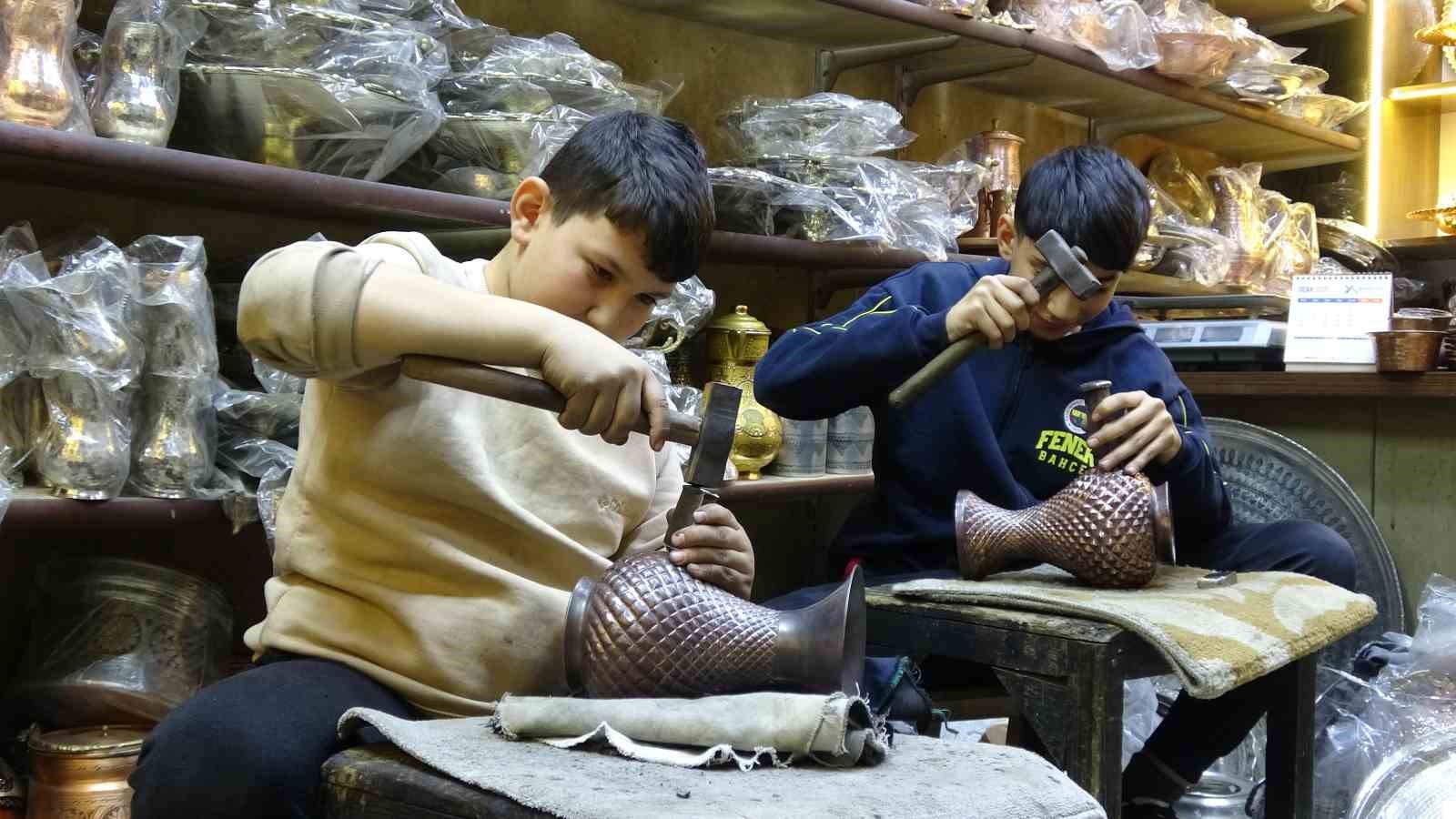 babasindan ogrendigi meslegini cocuklarina ogretiyor 0 q3ZdTnFF