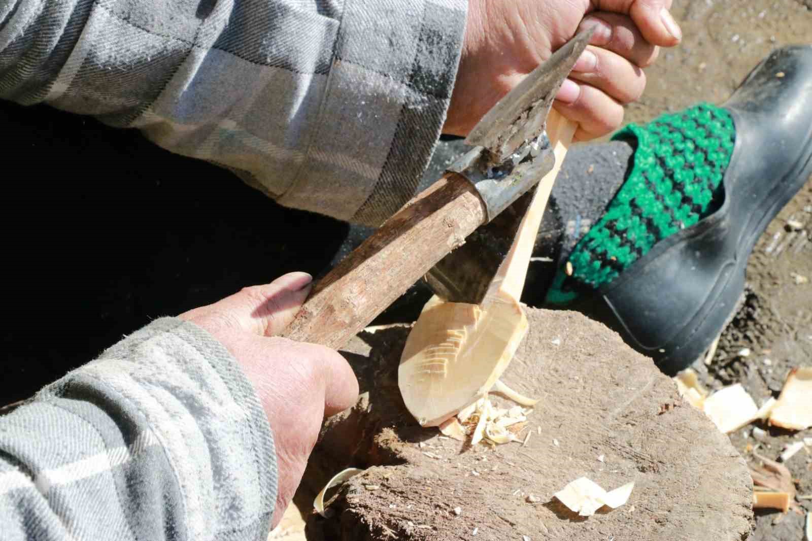 babasindan ogrendigi tahta kasikciligi yasatiyor 1