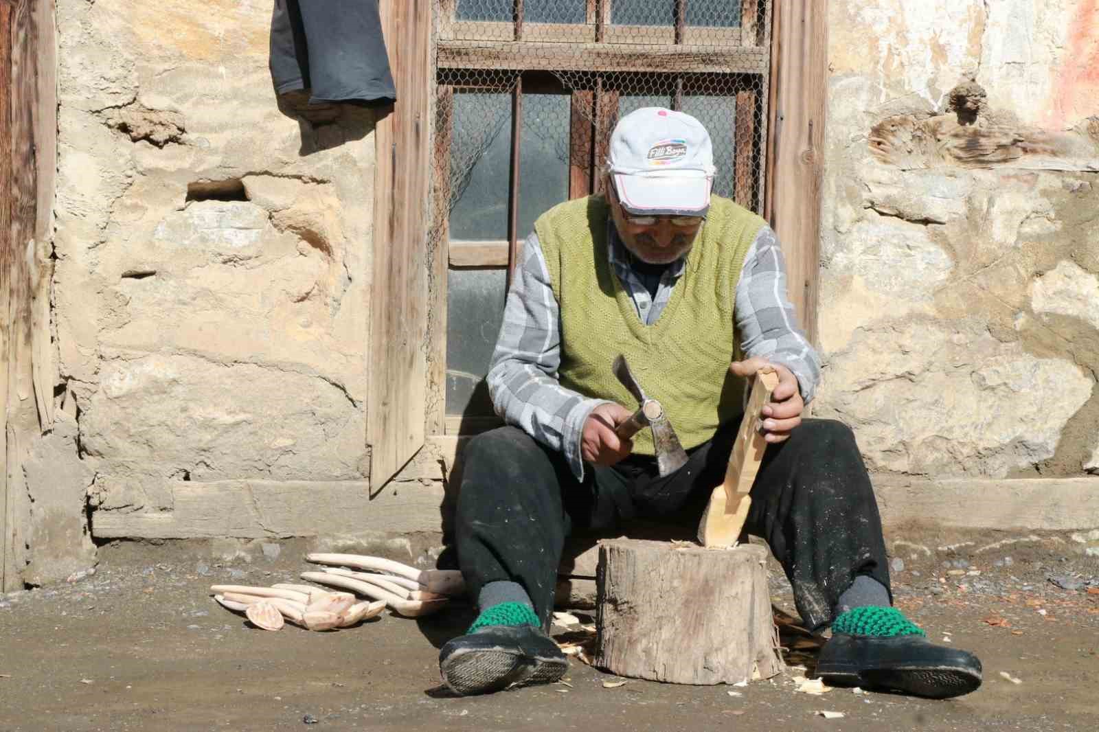 babasindan ogrendigi tahta kasikciligi yasatiyor 3 bNkDkECs