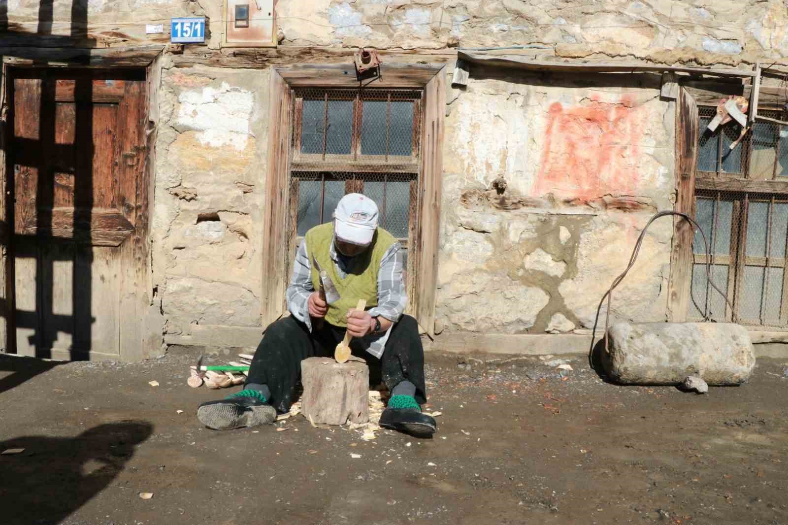 babasindan ogrendigi tahta kasikciligi yasatiyor 6 XKGfF3Vl