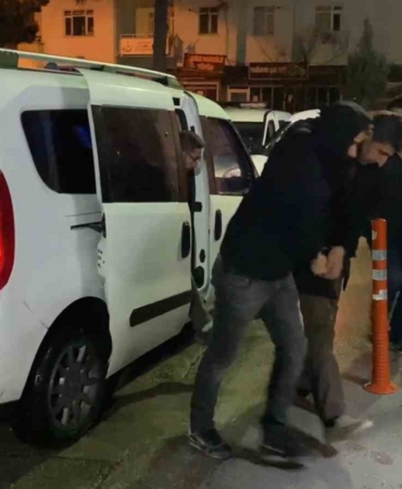 babasini-oldurup-kacti-polisin-operasyonuyla-yakalandi-plT5fhBQ.jpg