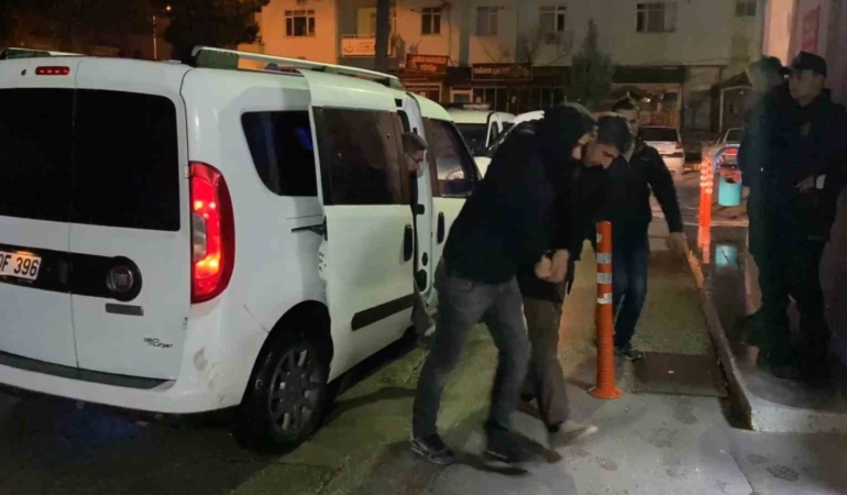 babasini-oldurup-kacti-polisin-operasyonuyla-yakalandi-plT5fhBQ.jpg