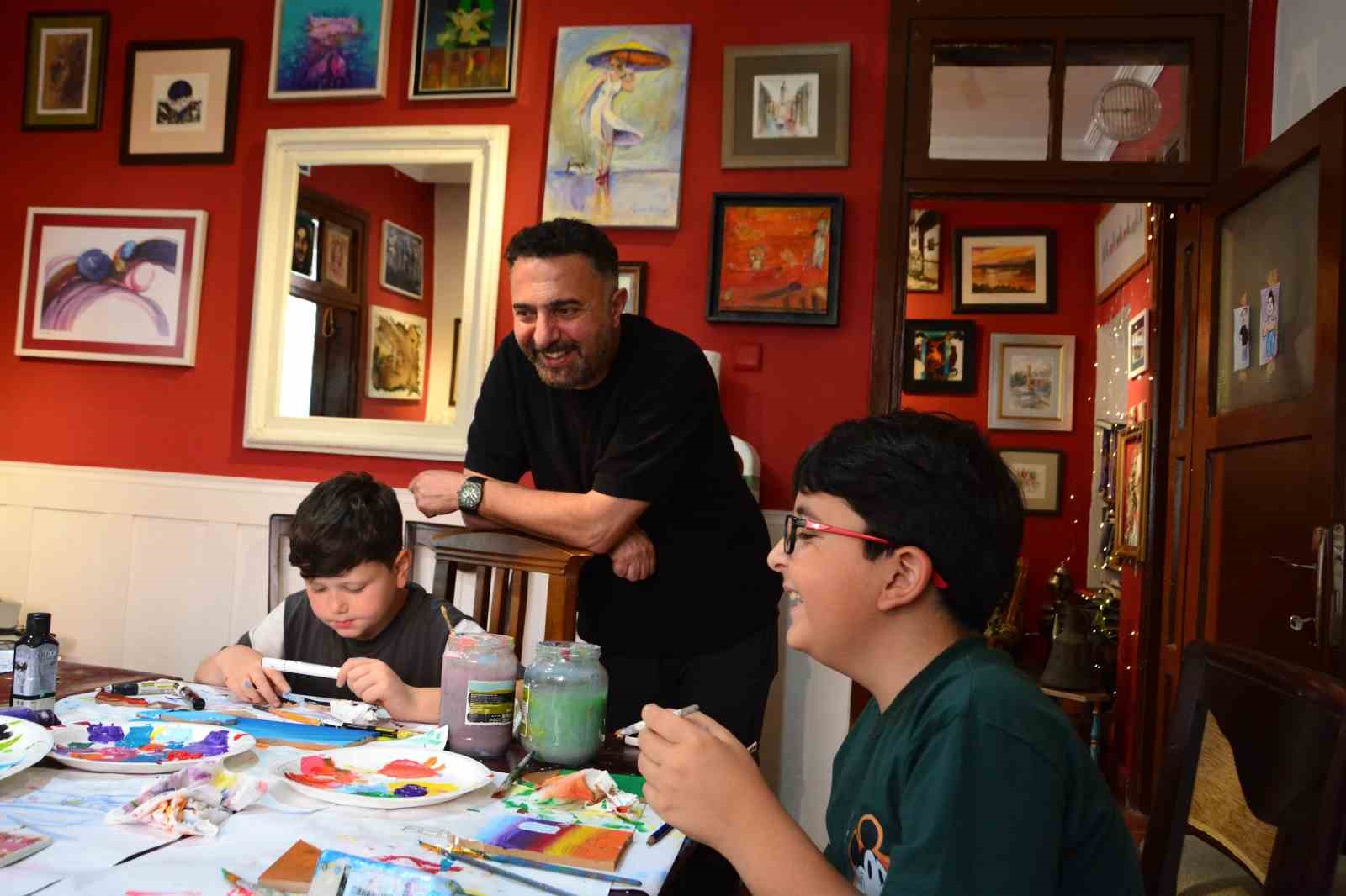 babasinin berber dukkaninda basladi simdi tum ailesiyle sanat uretiyor 0 rVMPGM6k