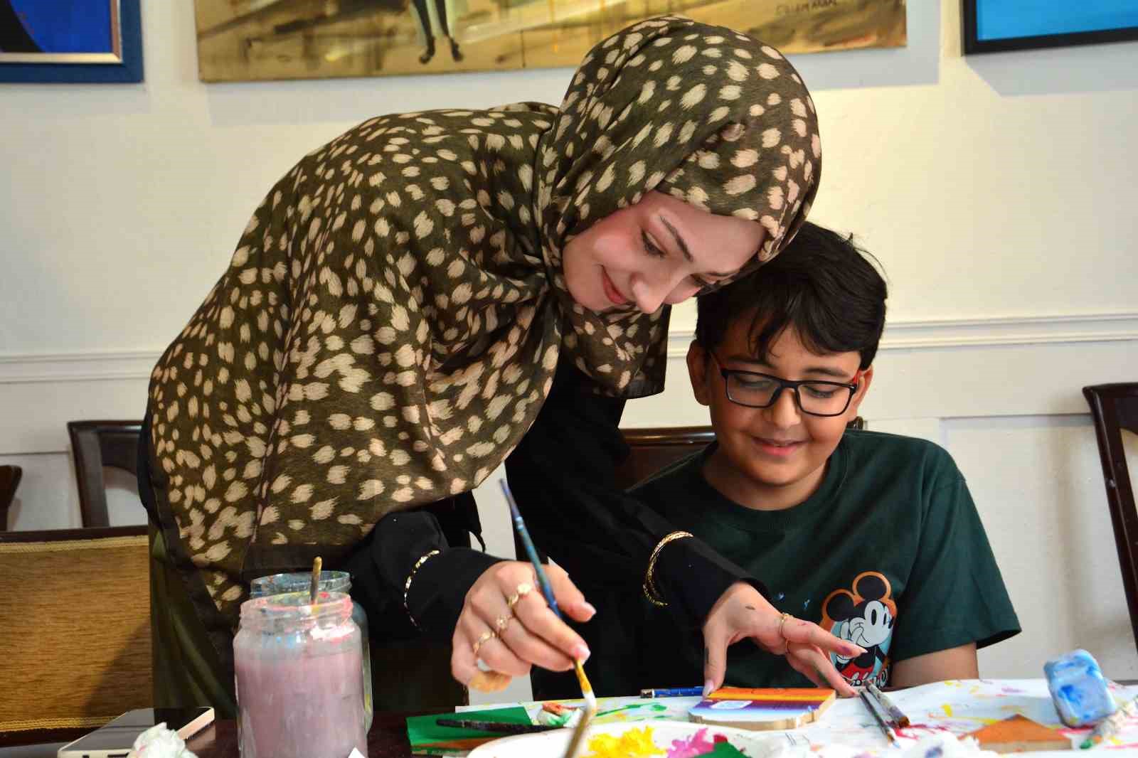 babasinin berber dukkaninda basladi simdi tum ailesiyle sanat uretiyor 1 fbIlnANR