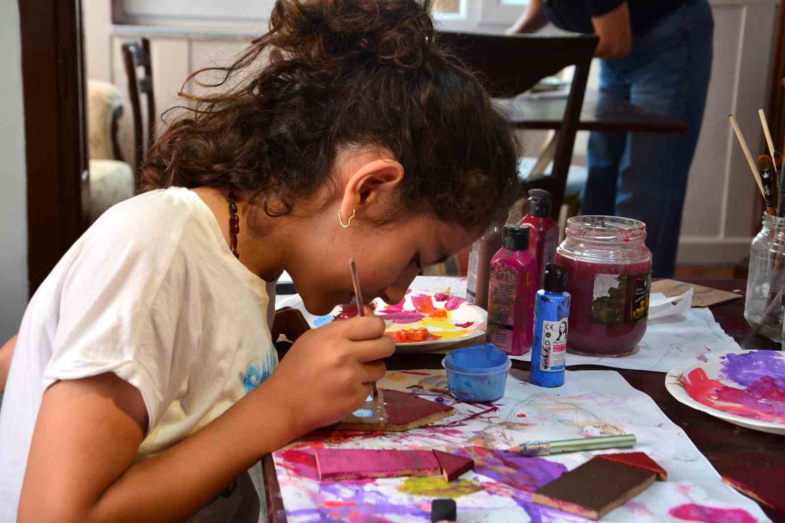 babasinin berber dukkaninda basladi simdi tum ailesiyle sanat uretiyor 5 N3SLYWHX