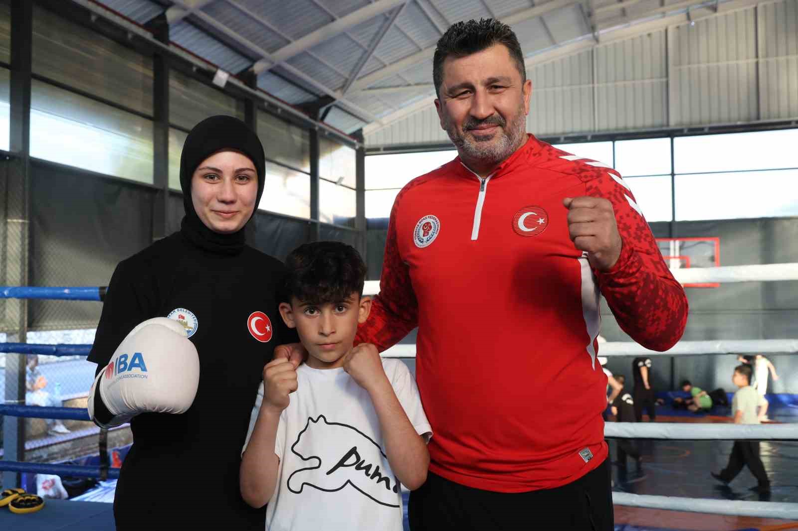 Babasının elinden tutup ringe bıraktığı Azranur, Türkiye’yi temsil edecek 6 babasinin elinden tutup ringe biraktigi azranur turkiyeyi temsil edecek 2 JKDceFVj