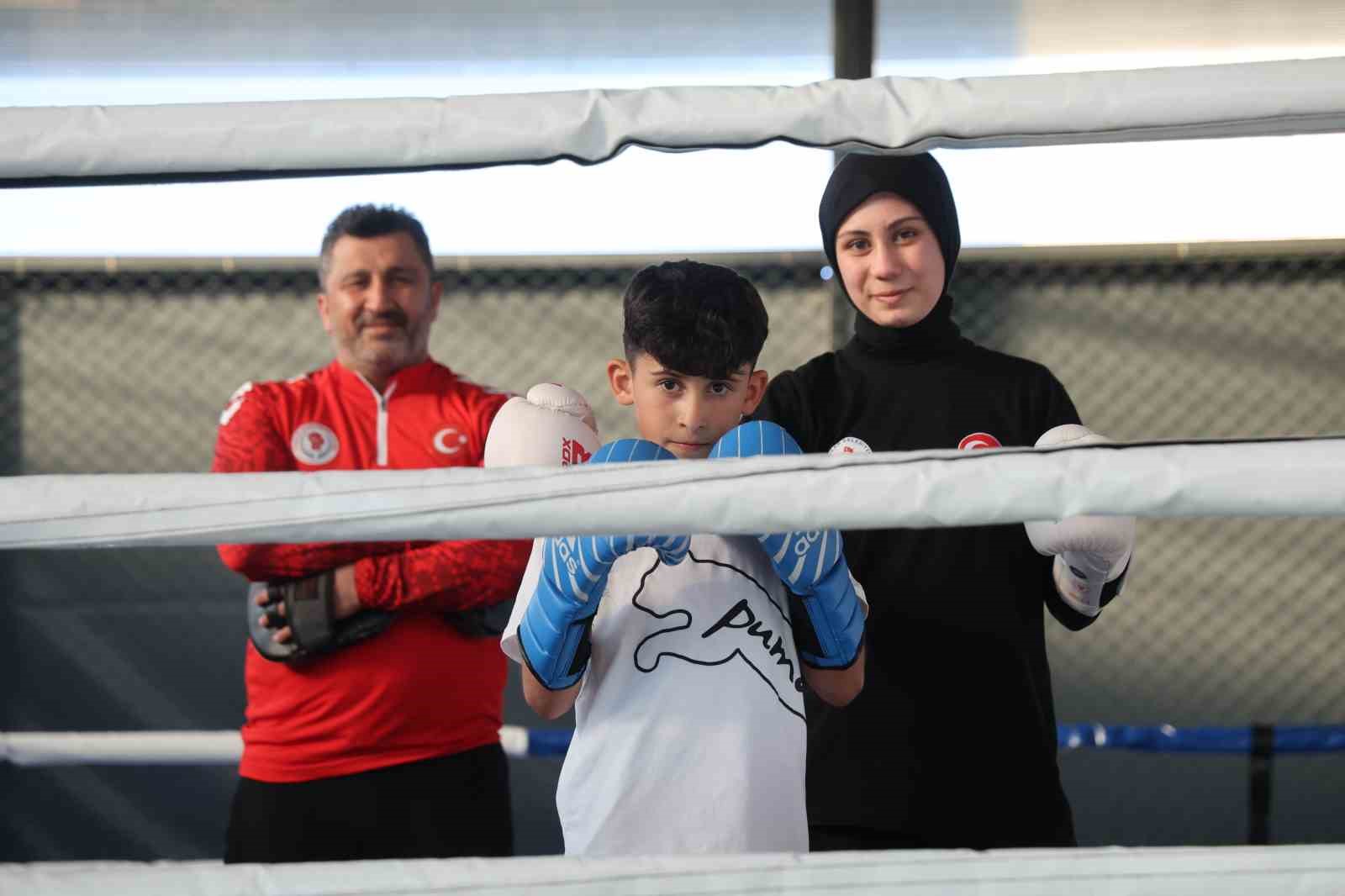 Babasının elinden tutup ringe bıraktığı Azranur, Türkiye’yi temsil edecek 8 babasinin elinden tutup ringe biraktigi azranur turkiyeyi temsil edecek 4 QZ2BTG33
