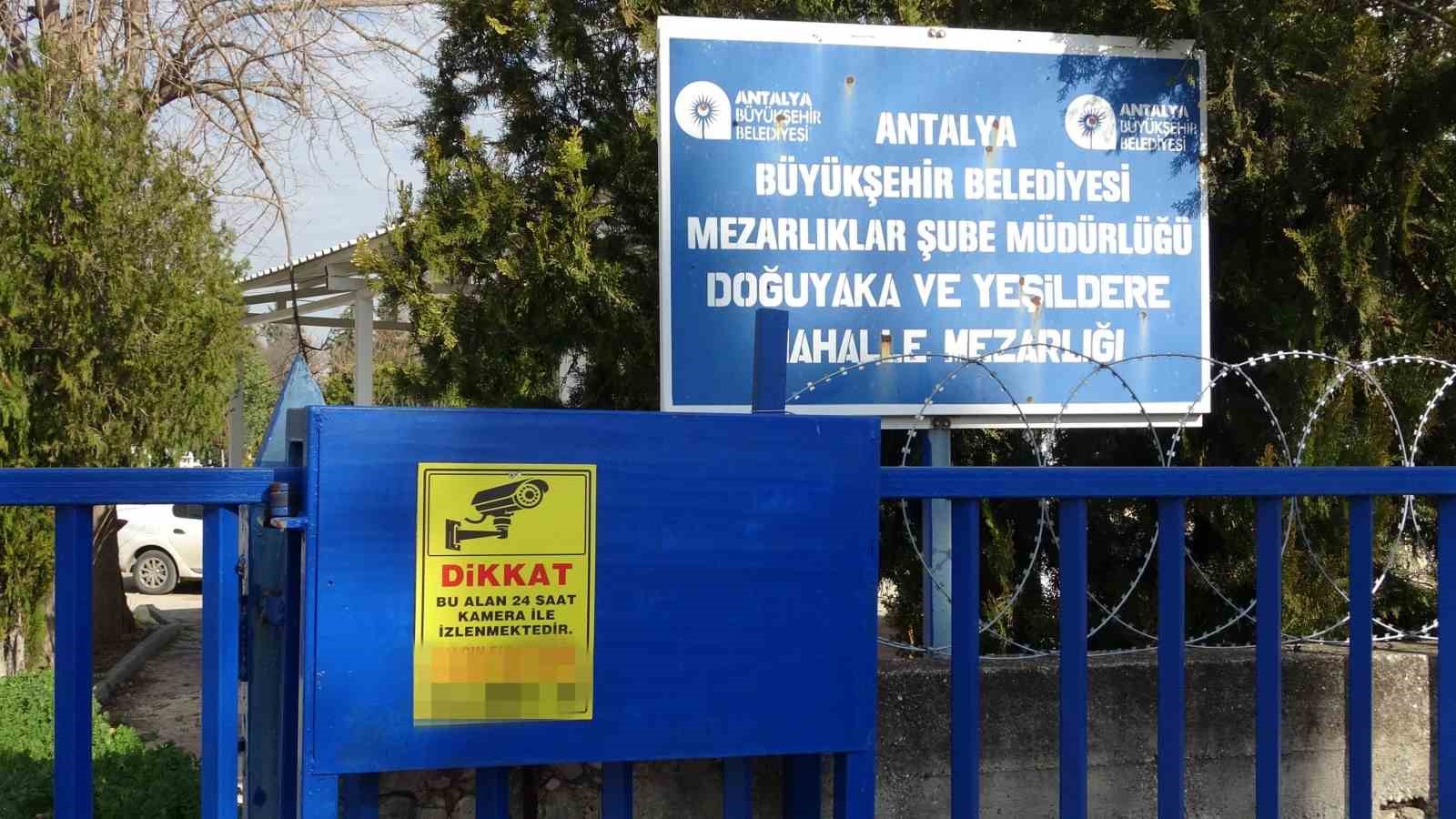 babasinin mezarindaki cicekleri sokup uyusturucu sakladilar 0 11qcEeYB
