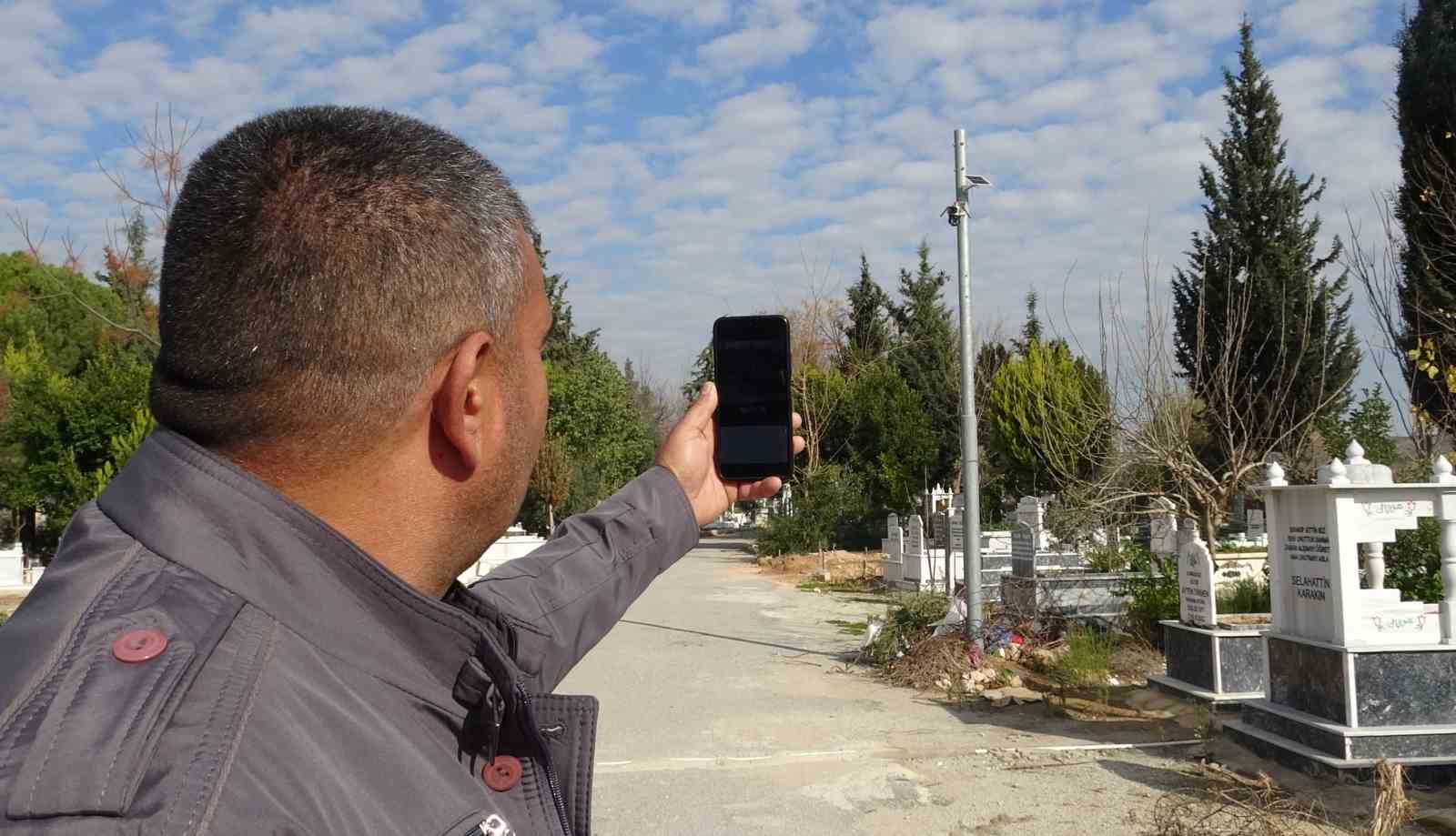 babasinin mezarindaki cicekleri sokup uyusturucu sakladilar 1 lePE3mWg