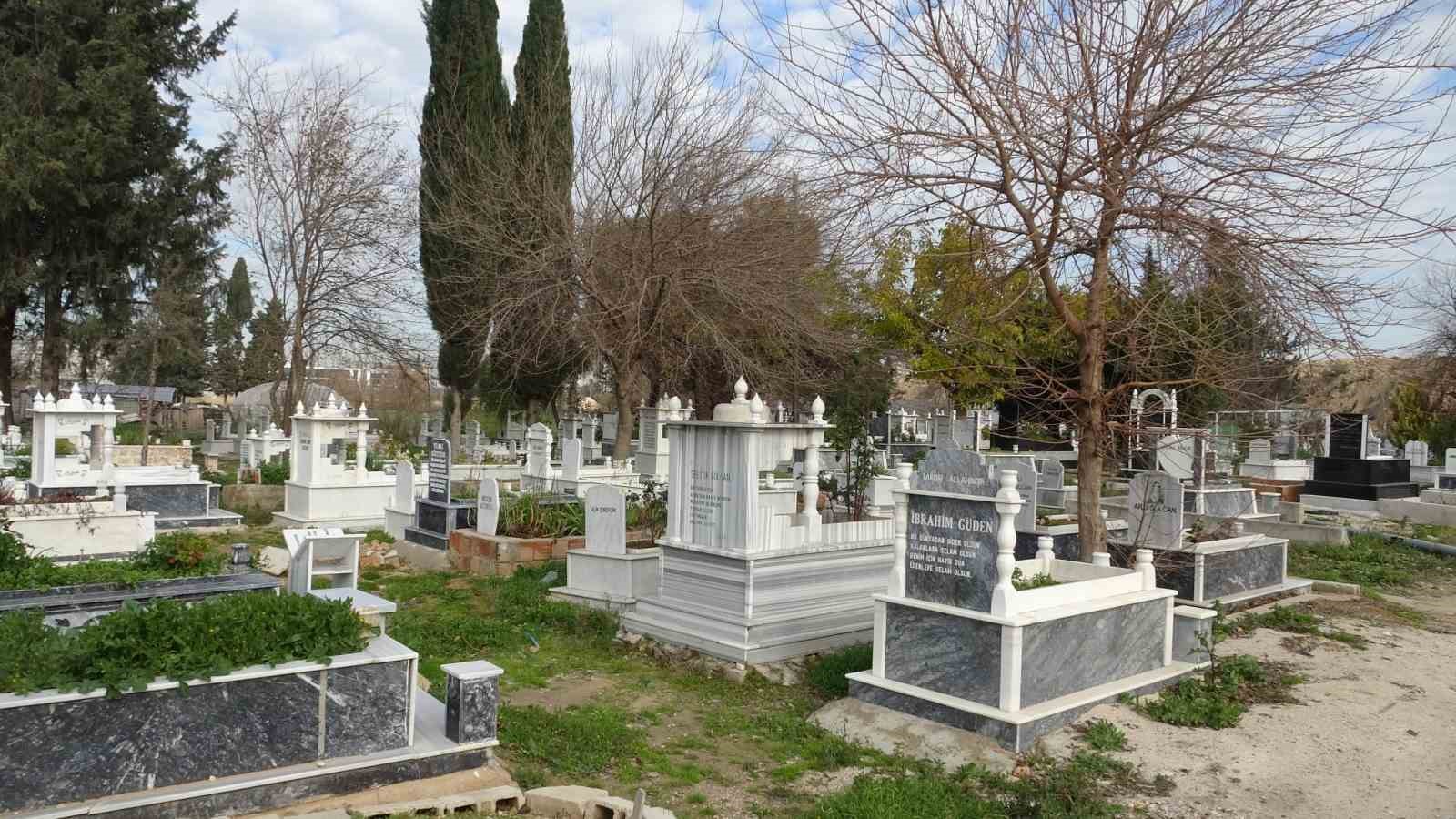 babasinin mezarindaki cicekleri sokup uyusturucu sakladilar 5