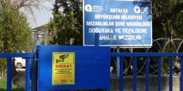 babasinin-mezarindaki-cicekleri-sokup-uyusturucu-sakladilar-576JYmmP.jpg