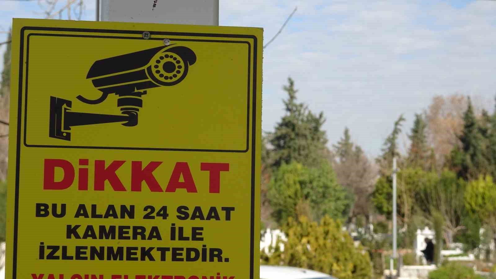 babasinin mezarindaki cicekleri sokup uyusturucu sakladilar 8 QOeq4vgM
