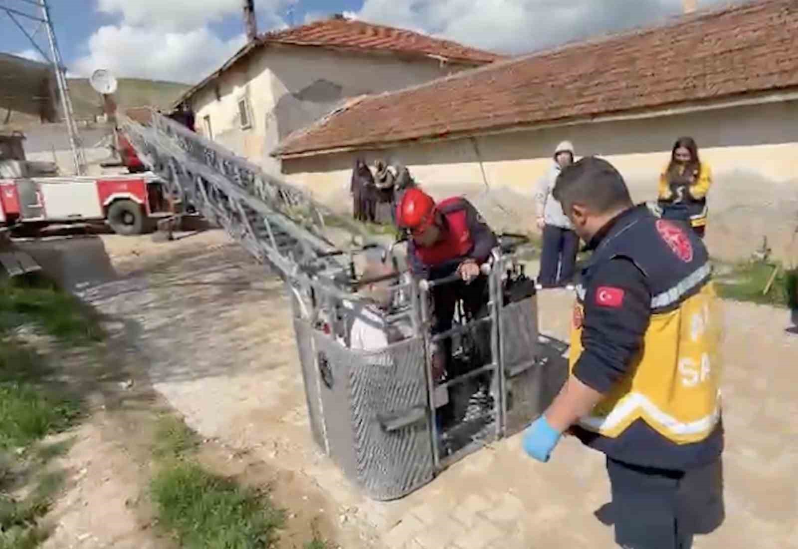 Baca temizlerken bayıldı, çatıdan itfaiye indirdi 5 baca temizlerken bayildi catidan itfaiye indirdi 1 h7T57cz9