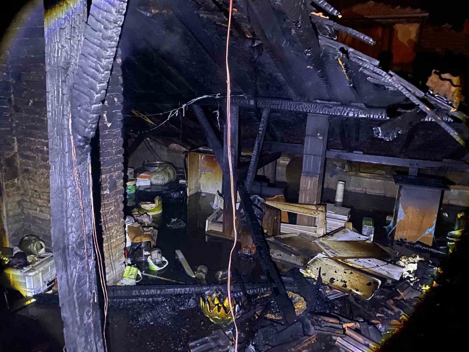 bacadan cikan yanginda ev tamamen yanarak kullanilamaz hale geldi 2 IEIBknKr