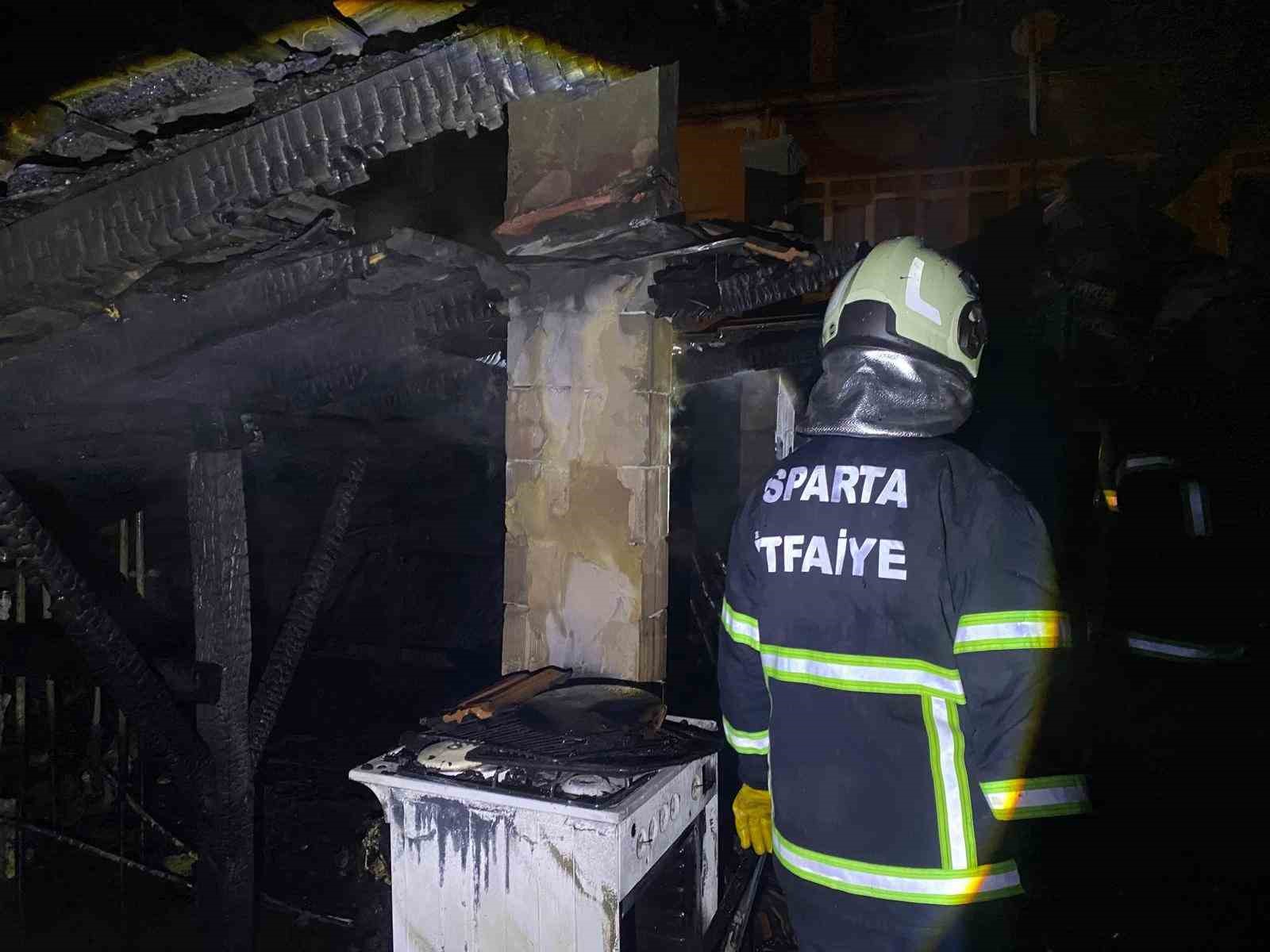 bacadan cikan yanginda ev tamamen yanarak kullanilamaz hale geldi 3 lGctErLG