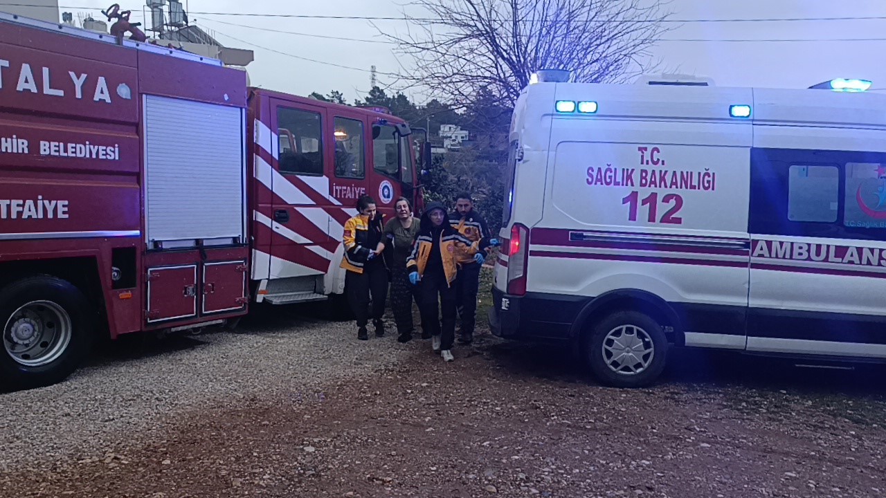 Bacadan düşen kıvılcımdan yangın çıktı: 4 kişi dumandan etkilendi 5 bacadan dusen kivilcimdan yangin cikti 4 kisi dumandan etkilendi 1