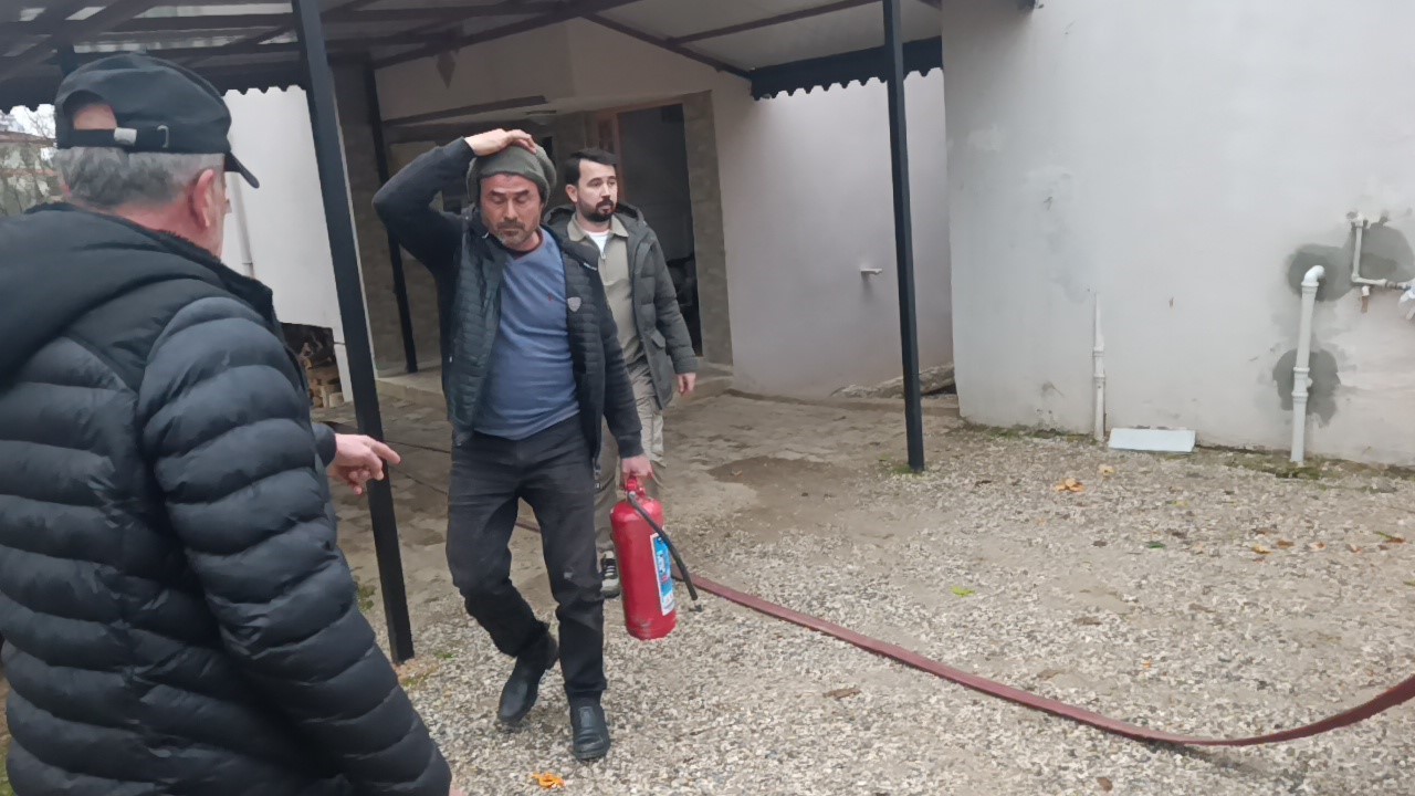 Bacadan düşen kıvılcımdan yangın çıktı: 4 kişi dumandan etkilendi 6 bacadan dusen kivilcimdan yangin cikti 4 kisi dumandan etkilendi 2 TEzeP6yw