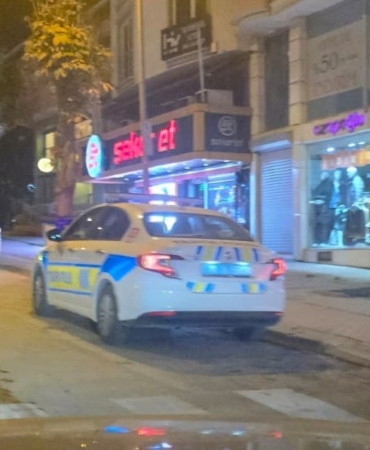 bacagina-saplanan-bicagi-cikartip-karsisindaki-kisiyi-agir-yaraladi-xHKhCVn2.jpg