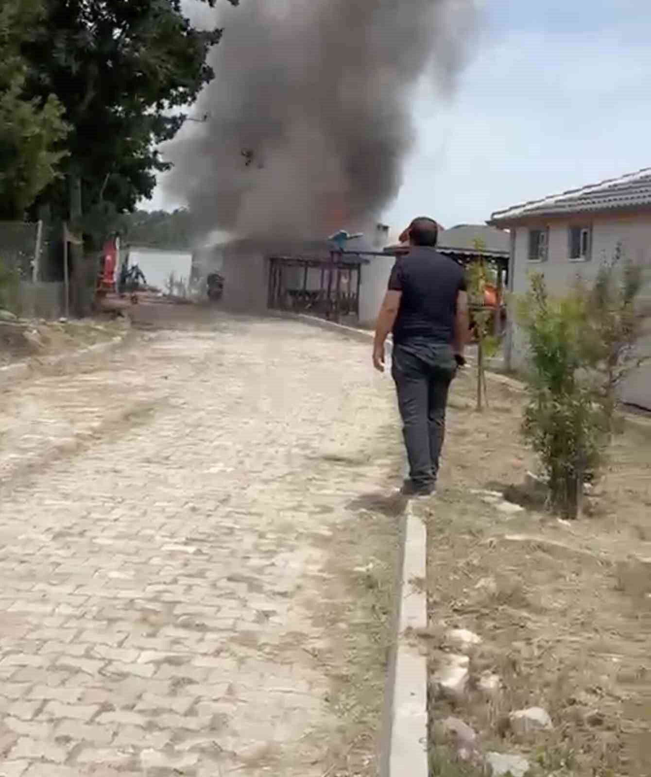 Bağ evinde çıkan yangına itfaiye müdahale etti 5 bag evinde cikan yangina itfaiye mudahale etti 1 vbub4ytr