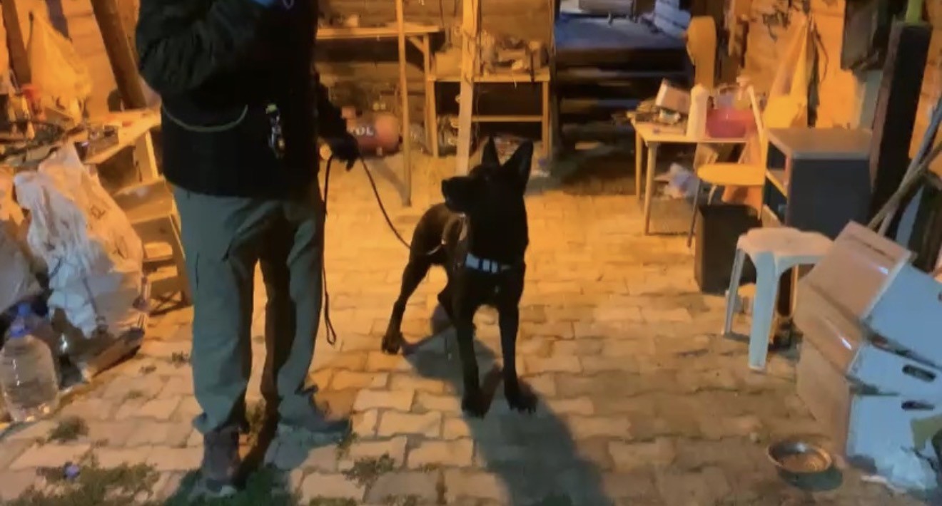 Bağ evindeki uyuşturucu düzeneğini ’Tony’ ortaya çıkardı 5 bag evindeki uyusturucu duzenegini tony ortaya cikardi 1 JMMWZbcG
